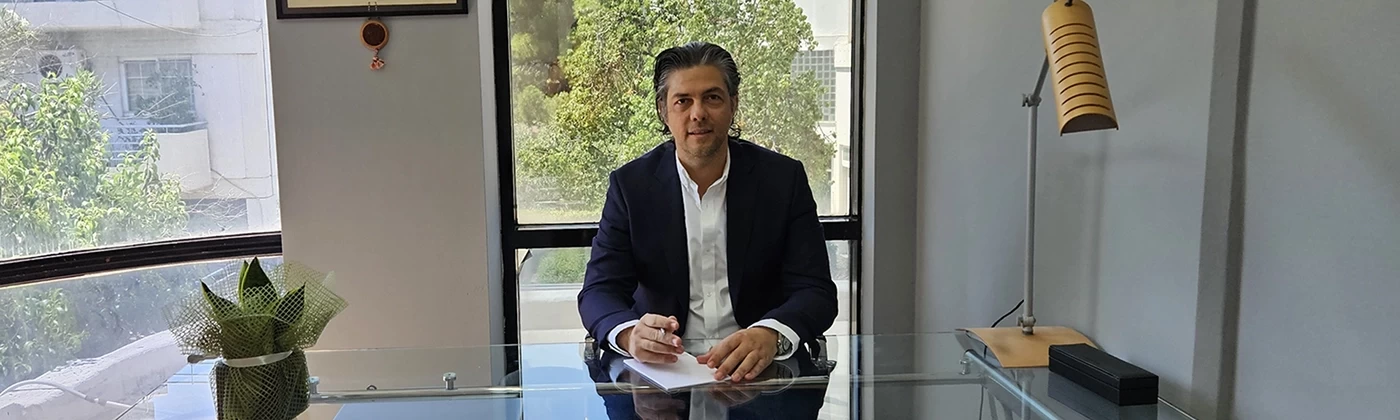 Ο Δρ. Μάνος Προμπονάς – ειδικός μαιευτήρας και γυναικολόγος, στον χώρο του ιατρείου του