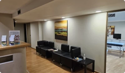 Χώρος αναμονής στο ιατρείο του Δρ. Προμπονά – άνετο και καθαρό περιβάλλον με μοντέρνα διακόσμηση